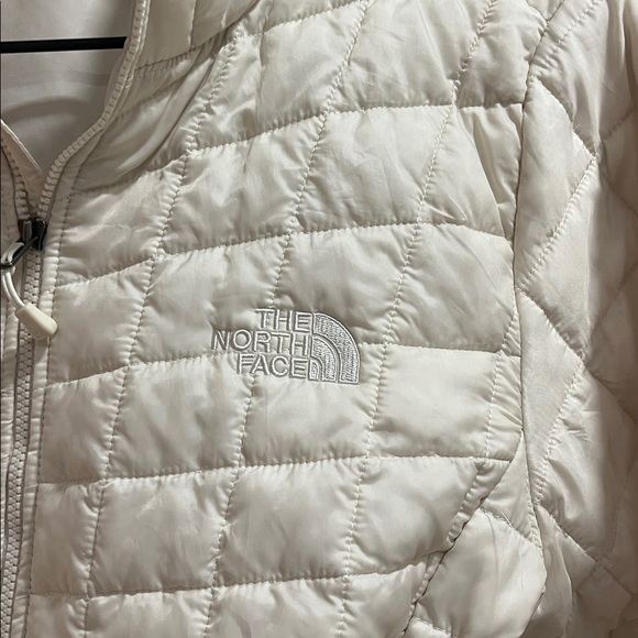 The North Face Women's Off-White Quilted Puffer Jacket - Picture 2 of 9